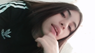 jovencita colegiala calenturienta se baja los calzones en transmision en vivo y deja ver su linda panocha