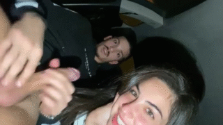 hermosa jovencita nadie imagino que traia tremenda tanga puesta a la hora de coger en el carro