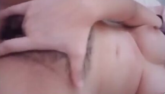 colegiala peludita se moja a chorros cuando se comienza a meter los dedos