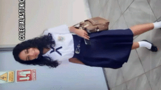 la colegiala se la chupa a uno de sus compañeros y la graban