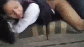 la morrita colegiala no quiere que la graben cuando uno de sus amigos la esta cogiendo en cuatro