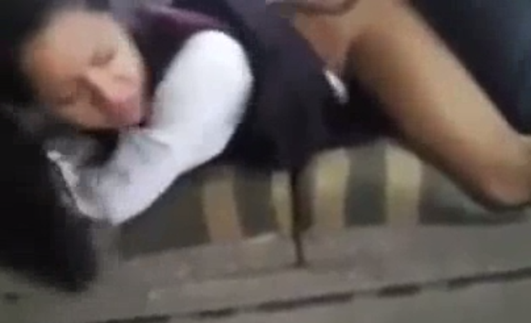 la morrita colegiala no quiere que la graben cuando uno de sus amigos la esta cogiendo en cuatro