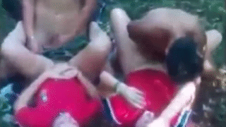 graban alumnos cogiendo despues de clases entre las hierbas