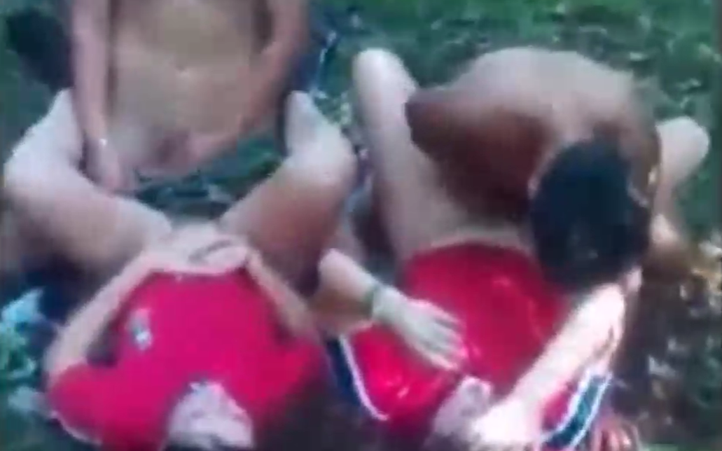 graban alumnos cogiendo despues de clases entre las hierbas