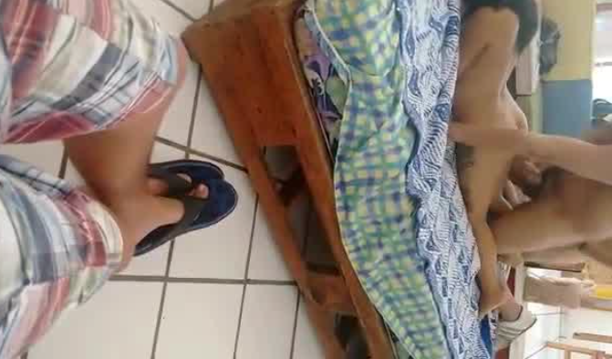 graba a sus amigos borrachos cogiendo sobre su cama mientras el se rie