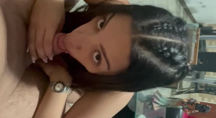 asi te gusta que te la chupe? le pregunta la jovencita mientras lo ve fijamente a los ojos