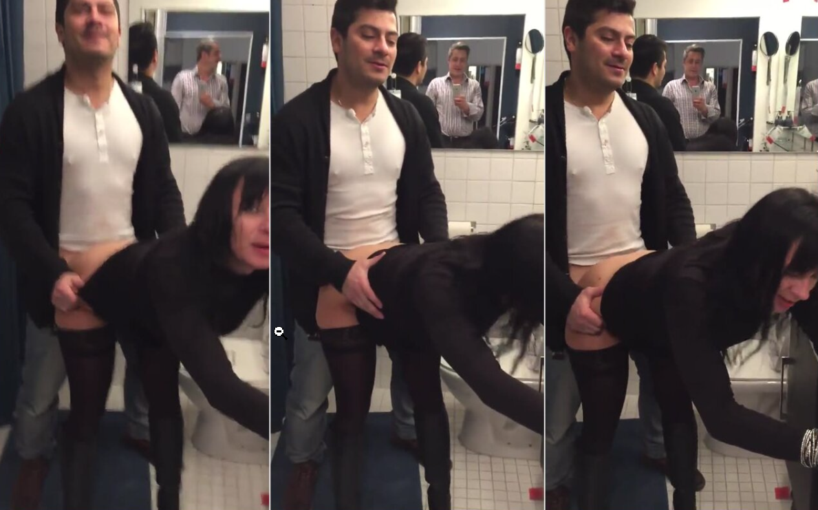 amigos borrachos se meten al baño del bar a coger mientras que otro los graba