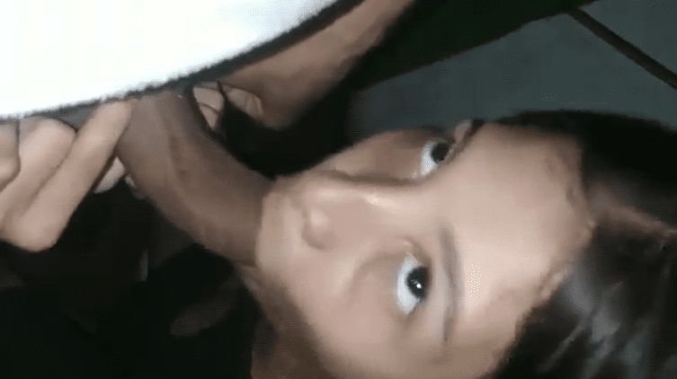 Natalia me deja grabarla mientras que me la chupa