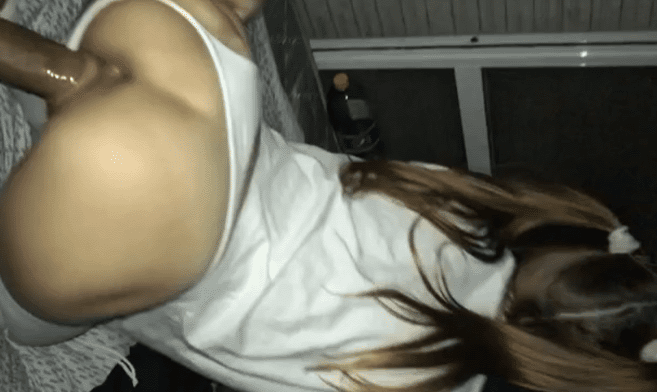 haciendole el calzon de lado a la morrita culona