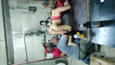 contratan a puta y le chupan el culo todos