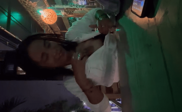 mi amiga borracha se saca las tetas en restaurant para provocarme