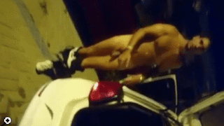 encuentra a parejita de borrachos cogiendo en la calle y los graba