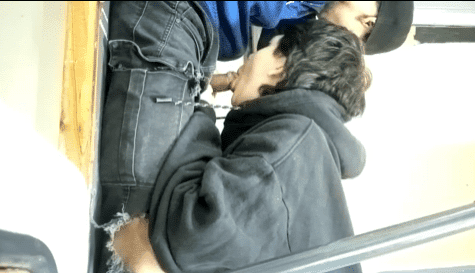 Jovencita desinhibida quiere hacerle sexo oral al novio en el colegio