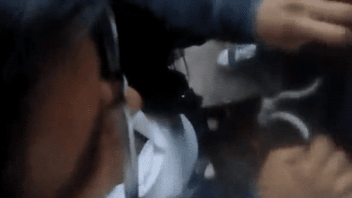 La colegiala le hace sexo oral al compañero detrás de las aulas