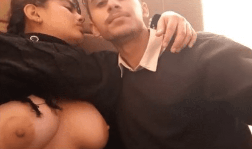 jovencita enamorada se deja grabar y manosear las tetas