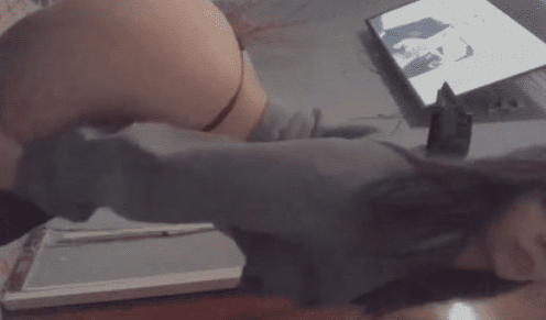 se baja el pantalón y miren lo que nos deja ver