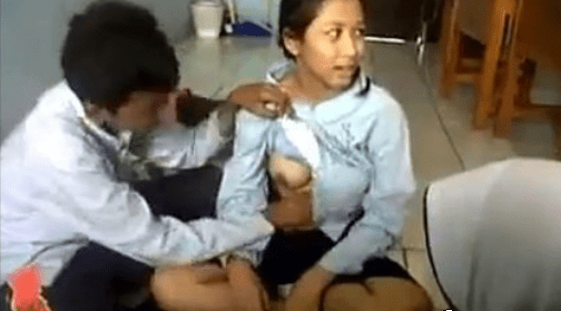 la colegiala se pone cachonda y se deja manosear por sus conpañeros