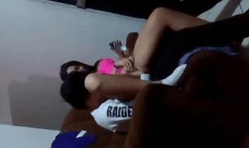 no se dan cuenta que los estan grabando mientras le mete los dedos a la morra