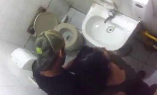 graban a parejita de adolescentes cogiendo en el baño