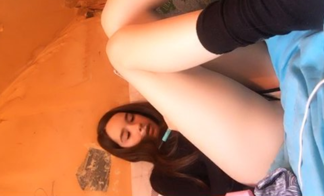 haciendo la tarea en la cama pero no mires de mas