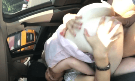 Cogiendo a una chavita en el carro en pleno tráfico