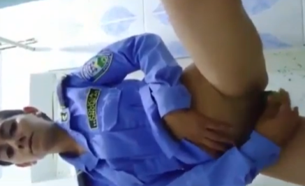 Policía caliente se graba tocándose la concha