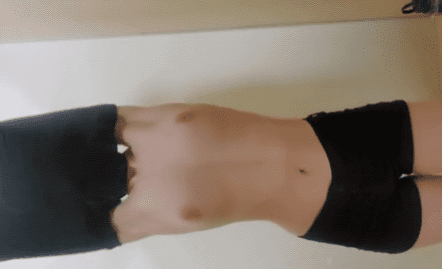 Colegiala ardiente se filma desnuda acariciándose