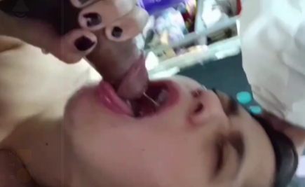 Trabajadora de clínica veterinaria le hace sexo oral a colegas de trabajo