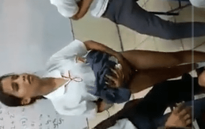 Se deja manosear en la sala por sus colegas