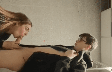 Colegiala gringa mamándosela a un compañero en el baño